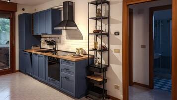 Wasserkocher mit Kaffee-/Teezubehör, Kühlschrank, Ofen, Herdplatte