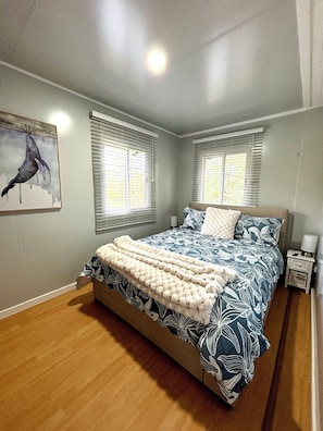 2 bedrooms, iron/ironing board, internet, bed sheets