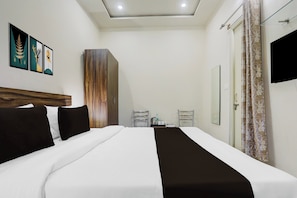 Escritorio, wifi gratis y ropa de cama
