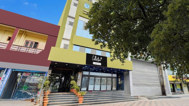 Un edificio de varios pisos con escaparate y un letrero que dice 'Collection'.