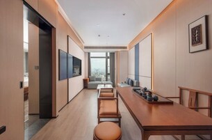 Luxury Suite, City View | Interior