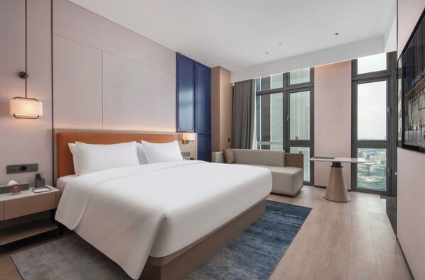 Premier Room, City View | In-room safe, blackout drapes, soundproofing, WiFi (free) - Lanyue East Hotel (Dongguan)