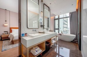 Habitació Premier, vistes a la ciutat | Bany | Banyera i dutxa independents i articles de tocador gratuïts 