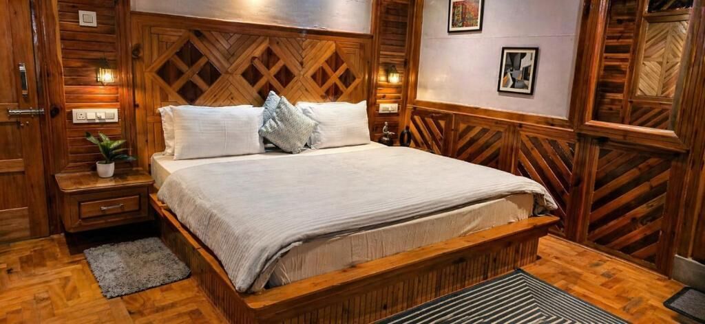 Double Room, Balcony, Mountain View | Iron/ironing board (on request), WiFi (free)