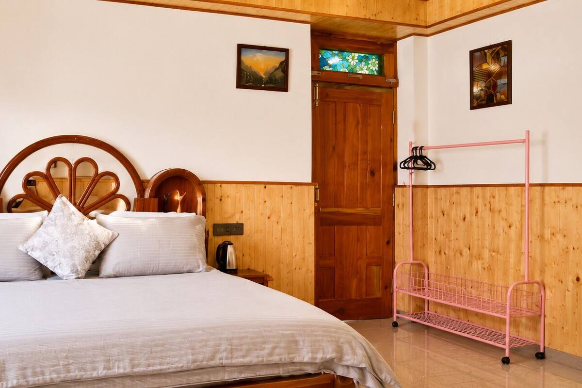 Habitación triple ejecutiva, vista al jardín | Tabla de planchar con plancha y wifi gratis