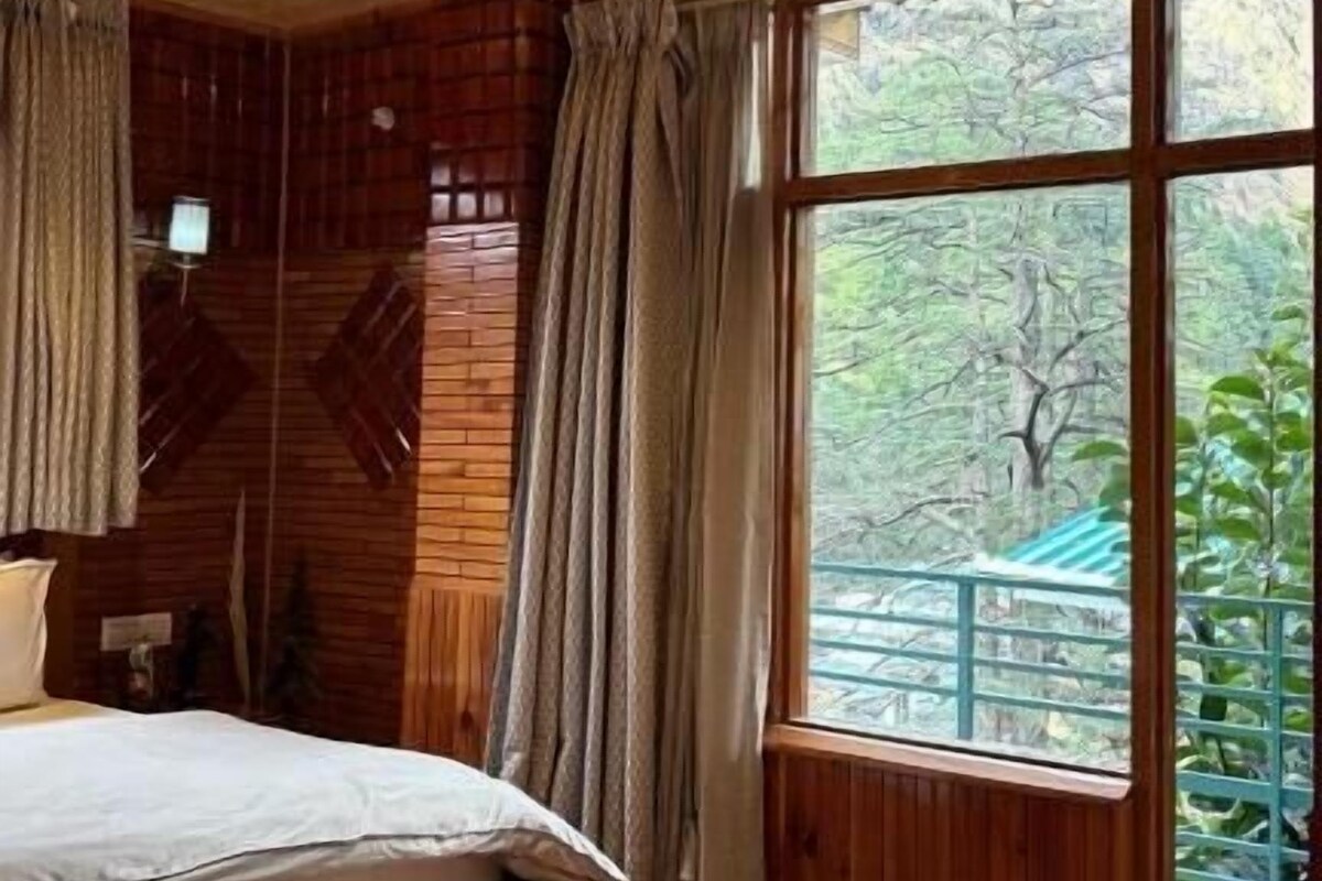 Kahden hengen deluxe-huone, parveke, vuoristonäköala | Silitysrauta/-lauta, ilmainen Wi-Fi