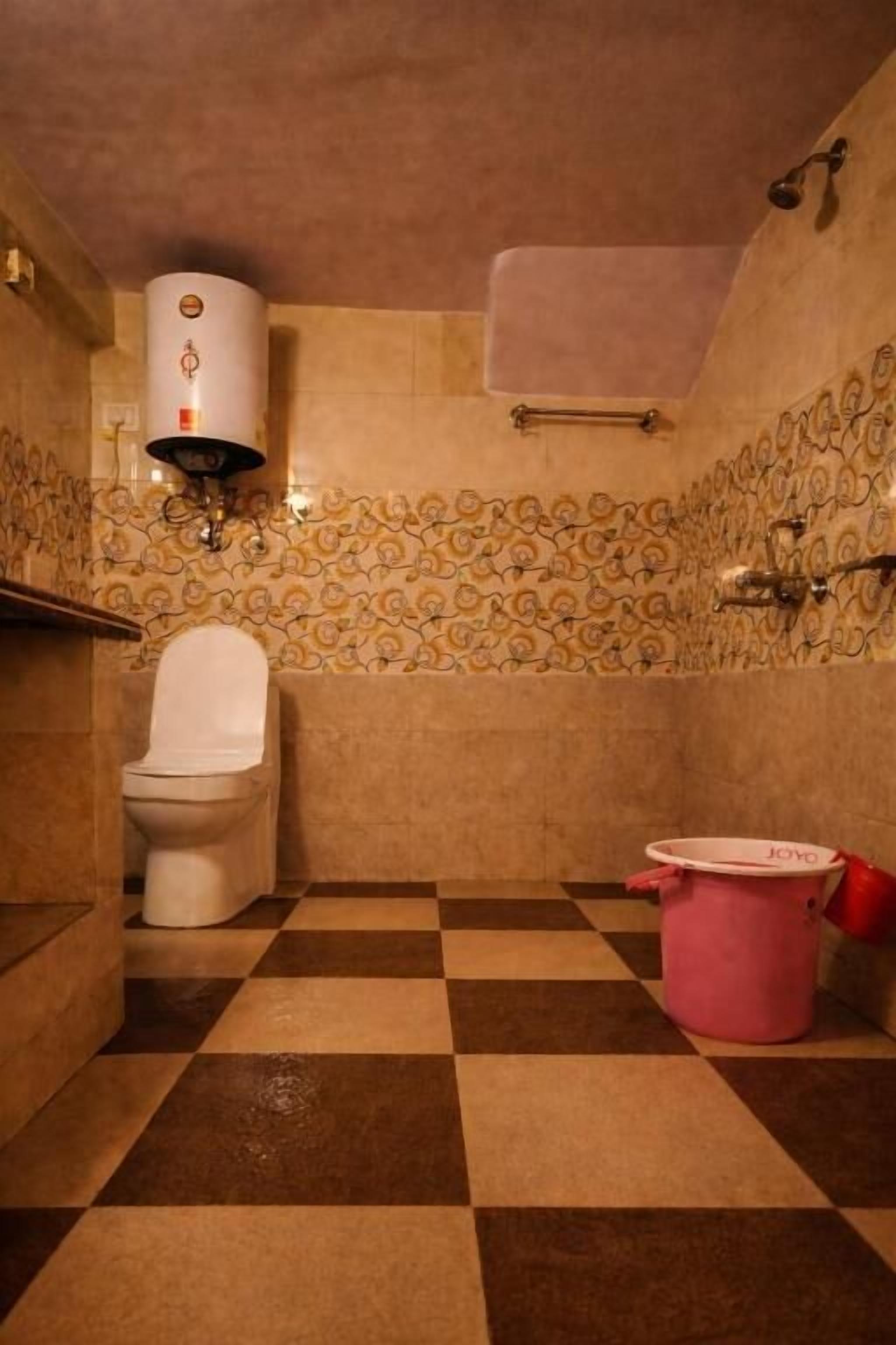 Basic Twin Room, Garden View | Bathroom | Slippers