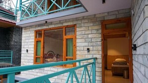 Chambre triple exécutive, vue sur le jardin | Terrain de l’hébergement