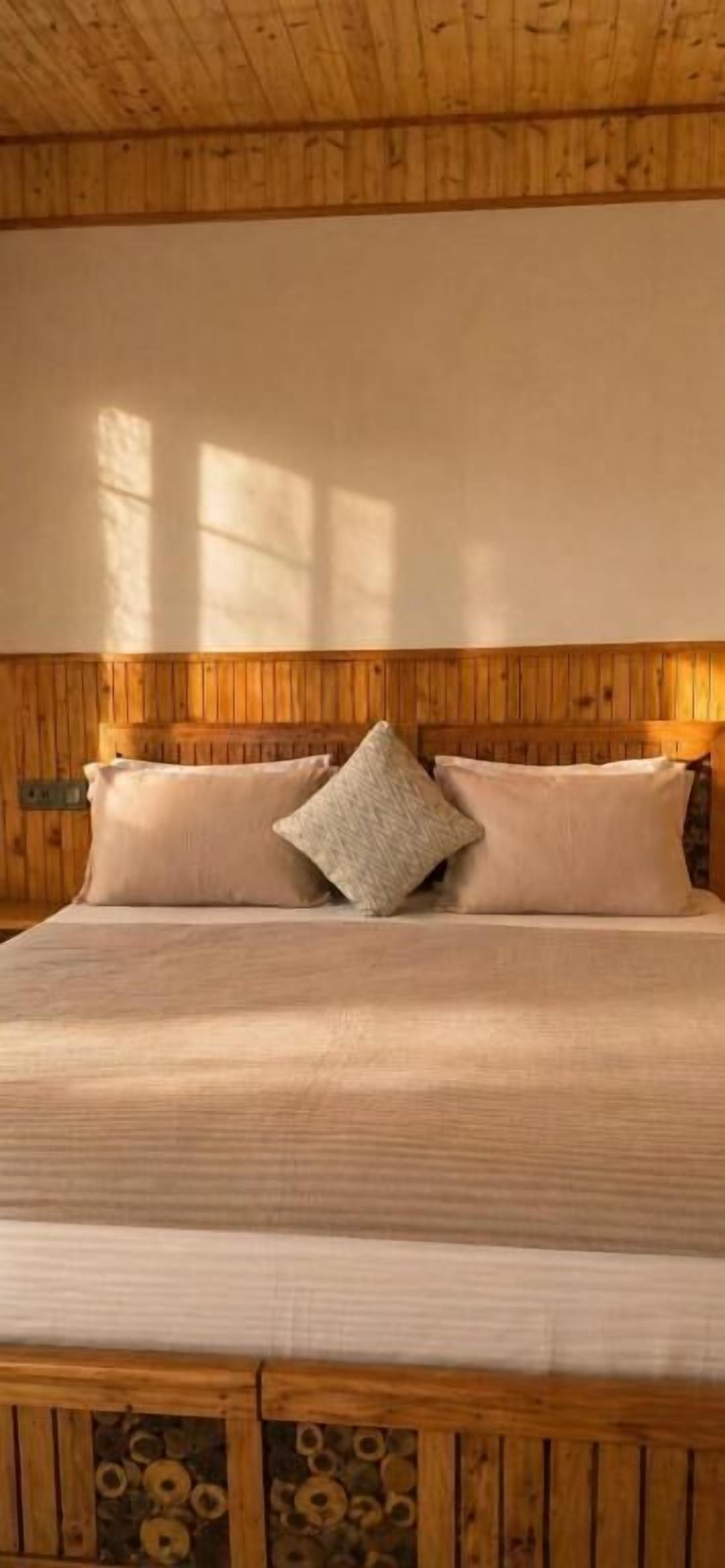 Standard Double Room, Garden View | Iron/ironing board (on request), WiFi (free)