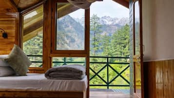 Vierbettzimmer, Balkon, Bergblick | Bügeleisen/Bügelbrett, kostenloses WLAN
