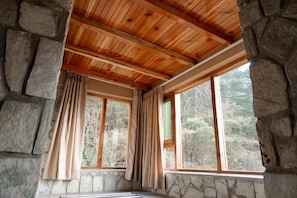 Habitación cuádruple Premium, vista a la montaña | Interior