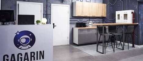 Habitación doble, vista al patio | Área de sala de estar