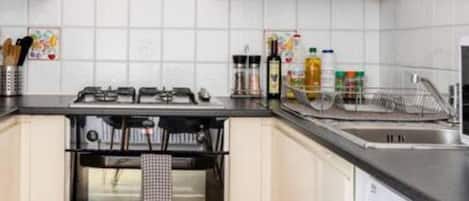 Een koelkast, een magnetron, een oven, een kookplaat