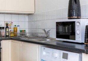 Private kitchen - Cosy London Apartment With 2 Bedrooms (London)