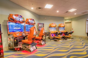 Eine Reihe von Spielautomaten in einem Raum mit einem gemusterten Teppich.