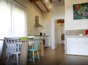 Wasserkocher mit Kaffee-/Teezubehör, Kühlschrank, Mikrowelle, Ofen