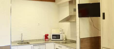Coffee/tea maker, fridge, microwave, oven
