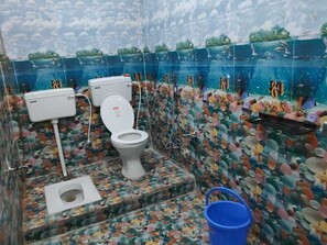 Shower, towels, shampoo, toilet paper - Hotel Ashirwad And Marriage Hall (Deoghar)