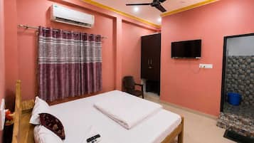 Deluxe Room, 1 King Bed | Desk, WiFi (free)