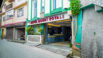 A hotel entrance with a sign reading 'HOTEL MOUNT ROYALE'.