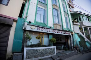 Un hotel con un cartel que dice 'HOTEL MOUNT ROYALE' y fachada de piedra.
