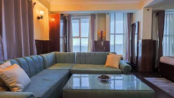 Premium Double Room, Mountain View | Living area