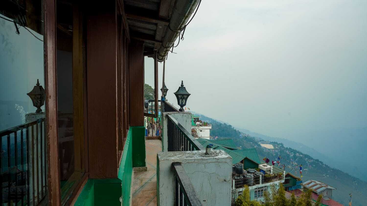 Uma varanda com vista para uma paisagem montanhosa.