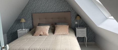 2 bedrooms, iron/ironing board, Internet