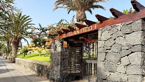 A stone entrance with a sign reading 'R. ATLANTICO 5'. - Atlantico Apartment: Air Conditioning, Swimming Pool (Santa Cruz de Tenerife)
