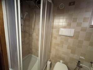 Dusj, hårføner, håndklær og såpe