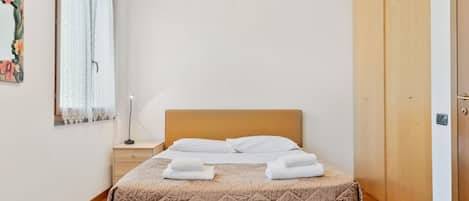 3 bedrooms, desk, free WiFi, bed sheets