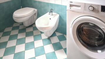 Un baño con inodoro, bidé y lavadora.