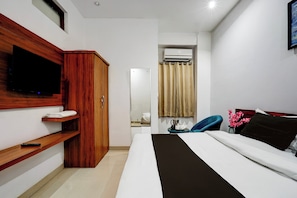 Classic Room | Desk, free WiFi - Collection O by OYO District Court (Amritsar)