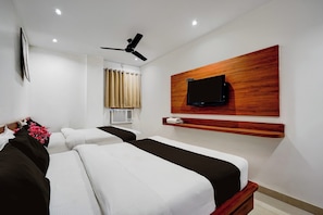 Classic Room | Desk, free WiFi - Collection O by OYO District Court (Amritsar)