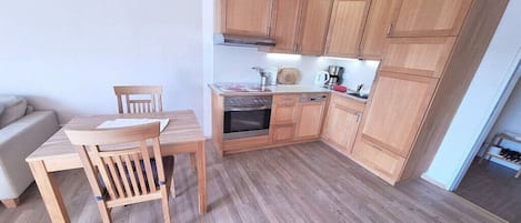 Wasserkocher mit Kaffee-/Teezubehör, Kühlschrank, Ofen, Herdplatte