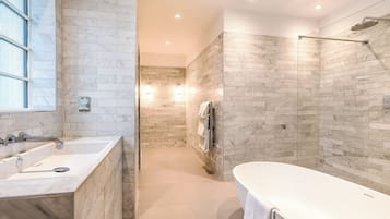 Apartment, Balcony | Bathroom