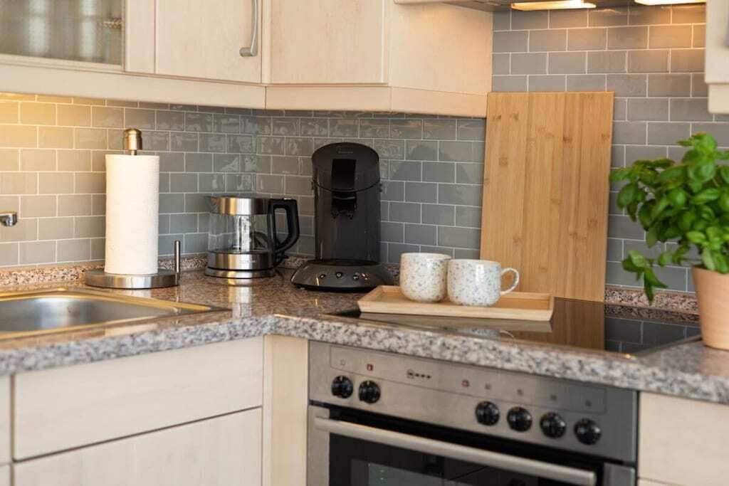 Cafetière/bouilloire, réfrigérateur, four, tables à manger