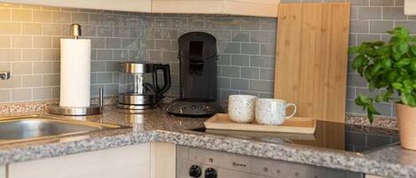 Cafetière/bouilloire, réfrigérateur, four, tables à manger