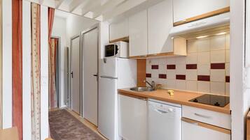 Coffee/tea maker, fridge, microwave, oven