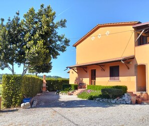 Exterior - Tuscan Sunset House—perfect for families—all of Tuscany right at your fingertips! (Castelfranco di Sotto)