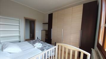 2 bedrooms, WiFi, bed sheets