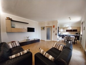Living area - Tuscan Sunset House—perfect for families—all of Tuscany right at your fingertips! (Castelfranco di Sotto)