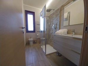 Douche, sèche-cheveux, bidet, serviettes fournies