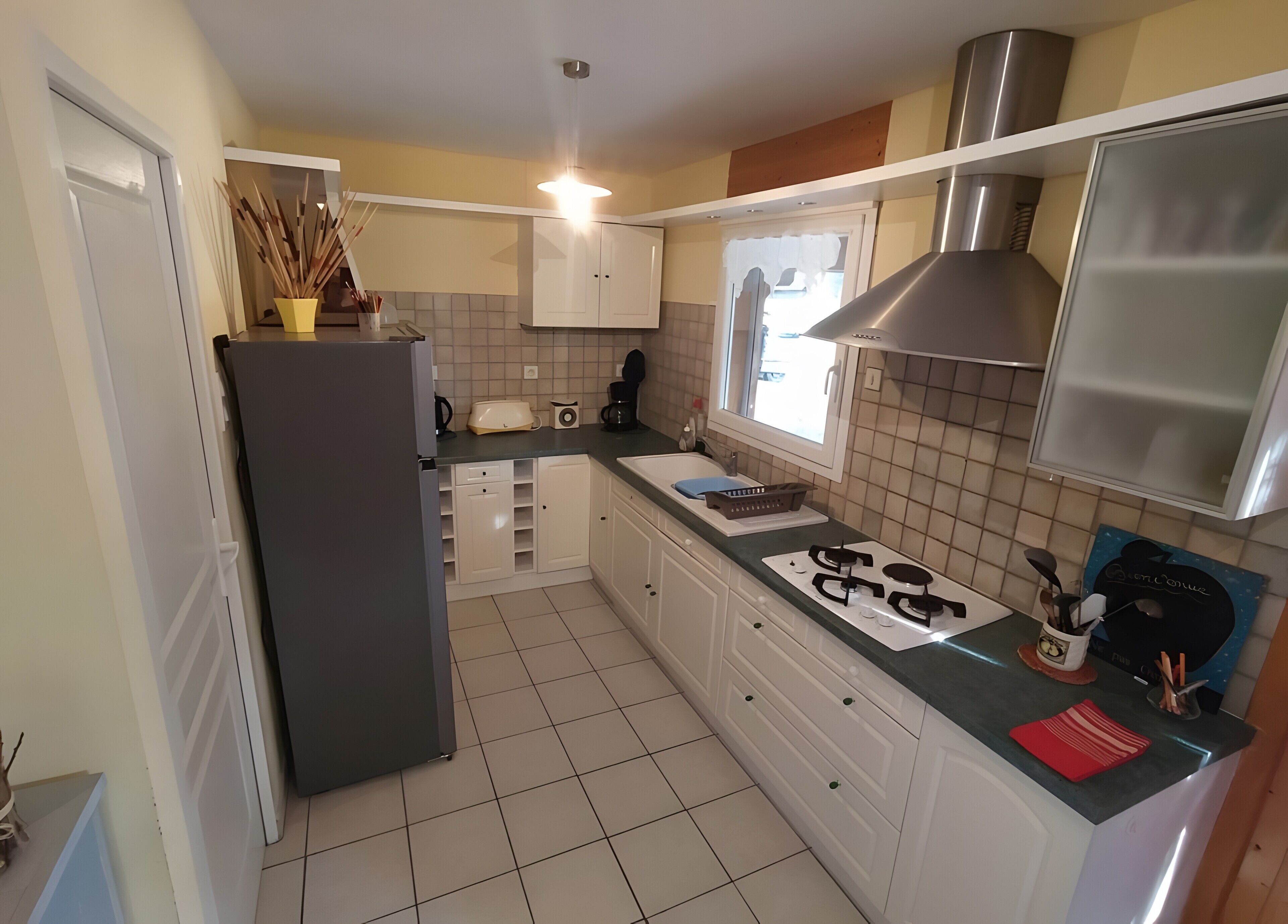 Wasserkocher mit Kaffee-/Teezubehör, Kühlschrank, Mikrowelle, Ofen