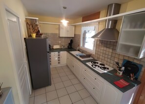 Wasserkocher mit Kaffee-/Teezubehör, Kühlschrank, Mikrowelle, Ofen