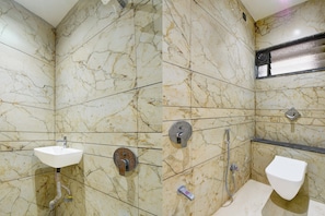 Een douche, gratis toiletartikelen, handdoeken, zeep