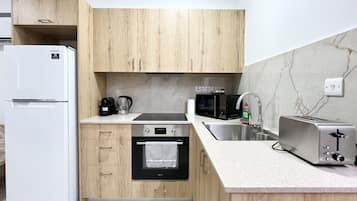 Coffee/tea maker, fridge, microwave, oven