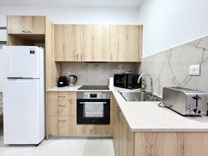 Cafeteira/chaleira, geladeira, micro-ondas, fogão