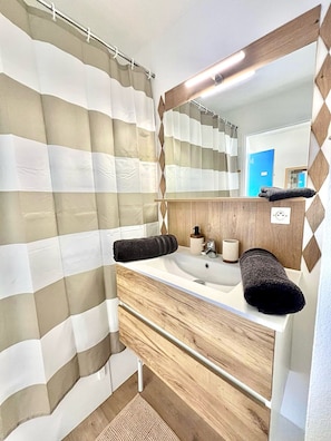Bathroom - Le Petit Vaucluse Parking Wifi (Avignon)