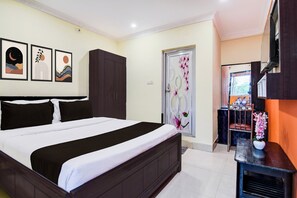 Classic Room | Desk, WiFi (free) - Super Collection O Zoological Park (Bhubaneswar)